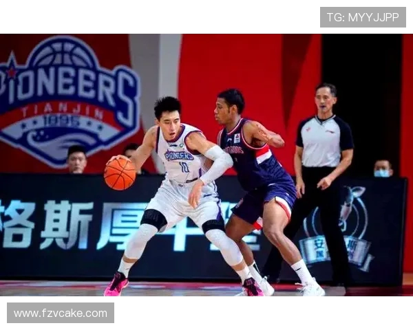 广州队全新阵容亮相迎接赛季挑战 球迷期待球队冲击更高荣誉 广州队全新阵容亮相迎接赛季挑战 球迷期待球队冲击更高荣誉